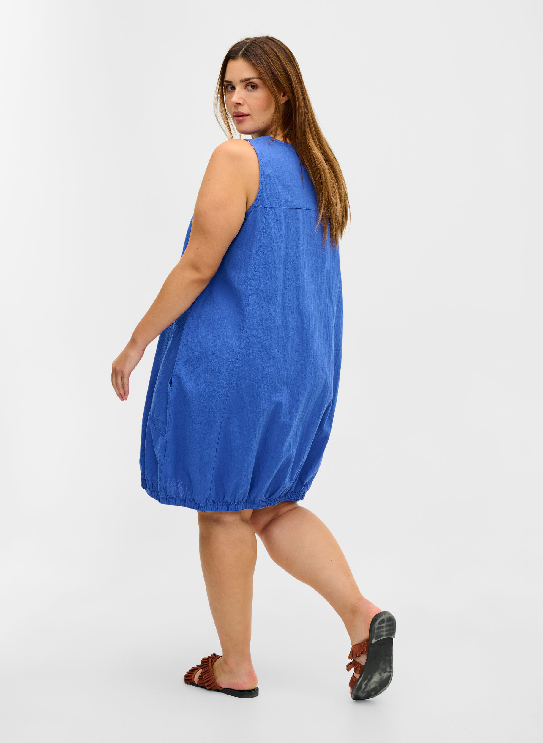 Ærmeløs kjole i bomuld, Dazzling Blue, Model image number 1