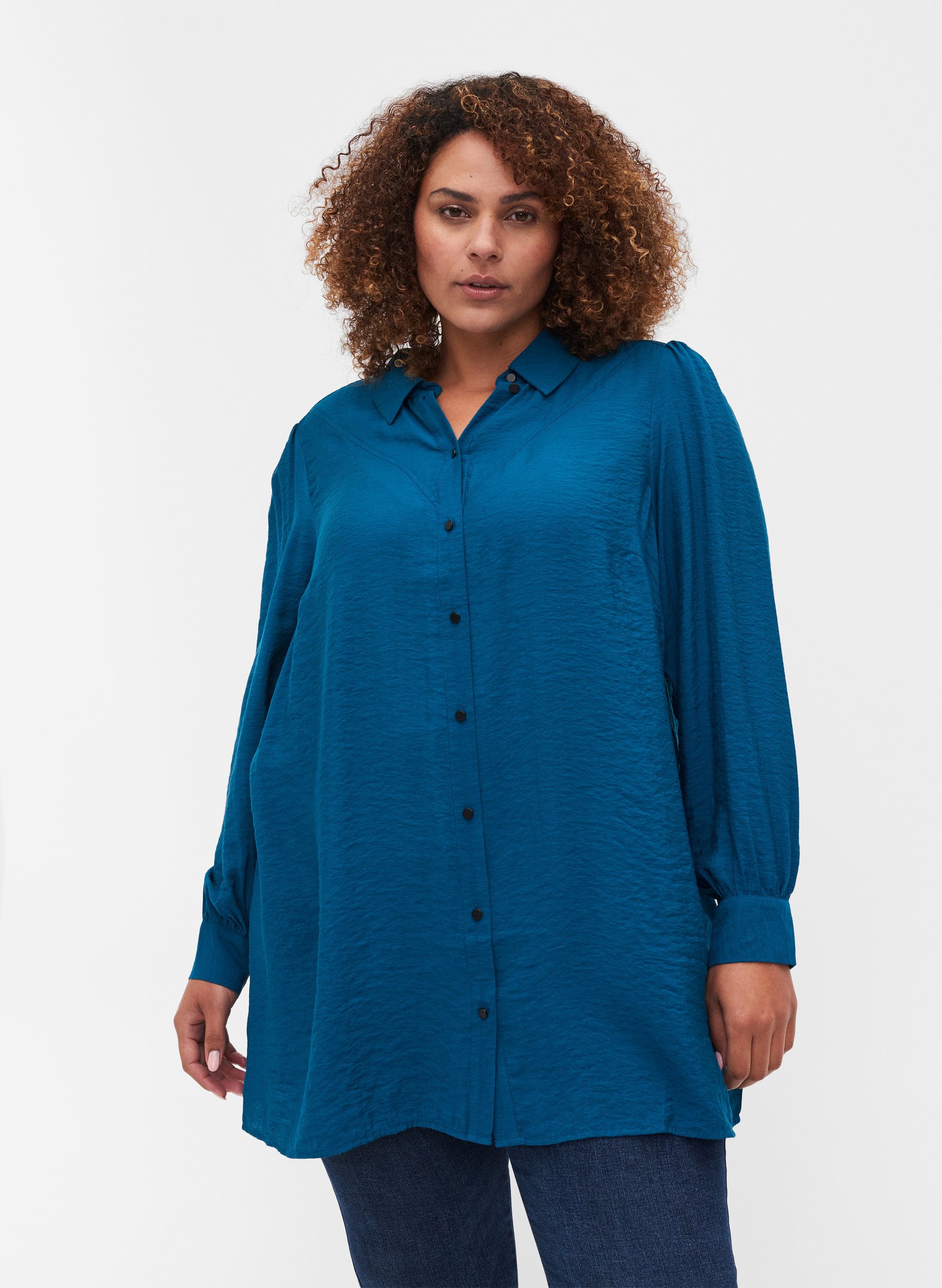 Lang ensfarvet skjorte i viskosemix, Moroccan Blue, Model image number 0
