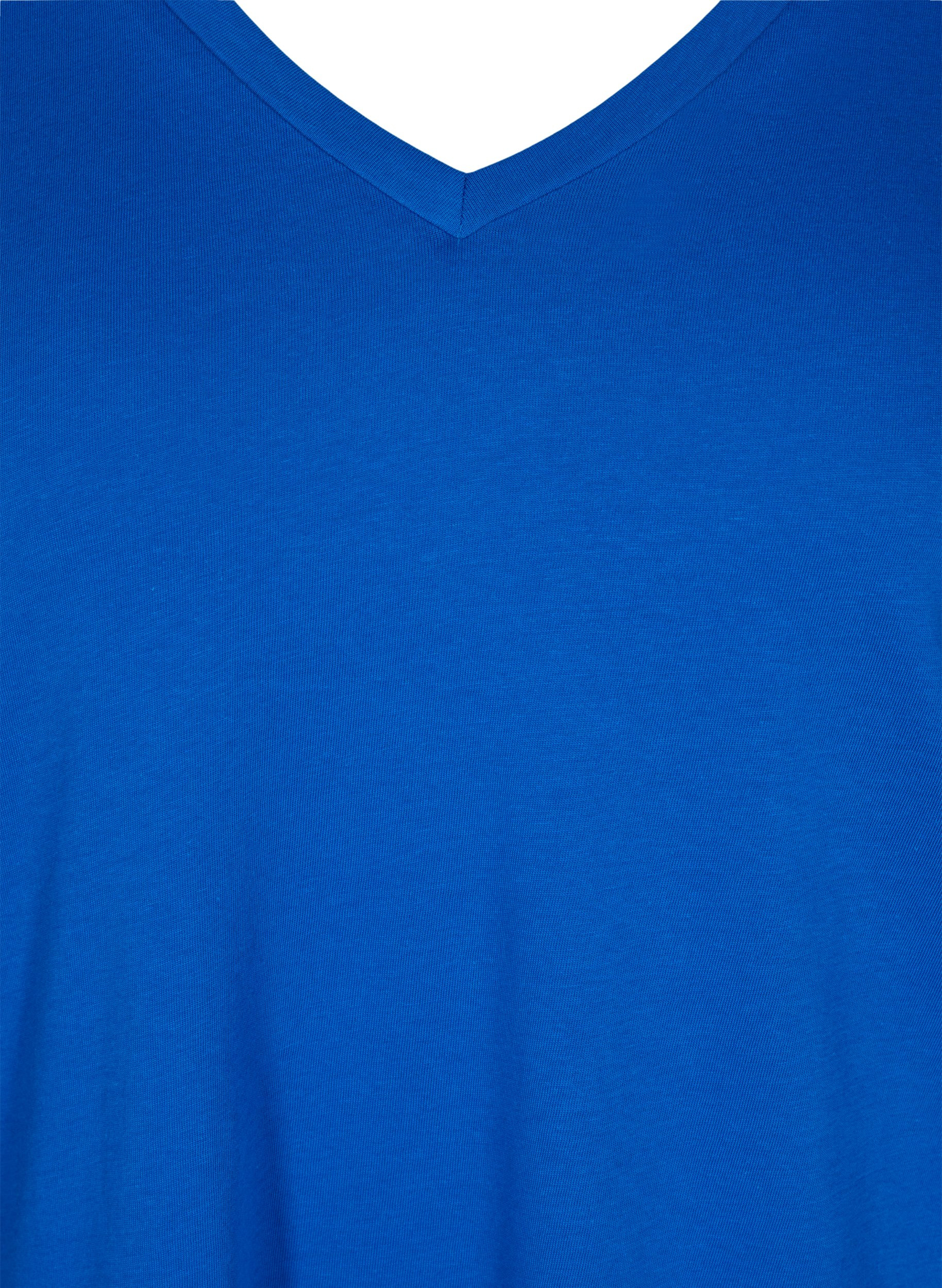 T-shirt i økologisk bomuld med v-udskæring, Princess Blue, Packshot image number 2