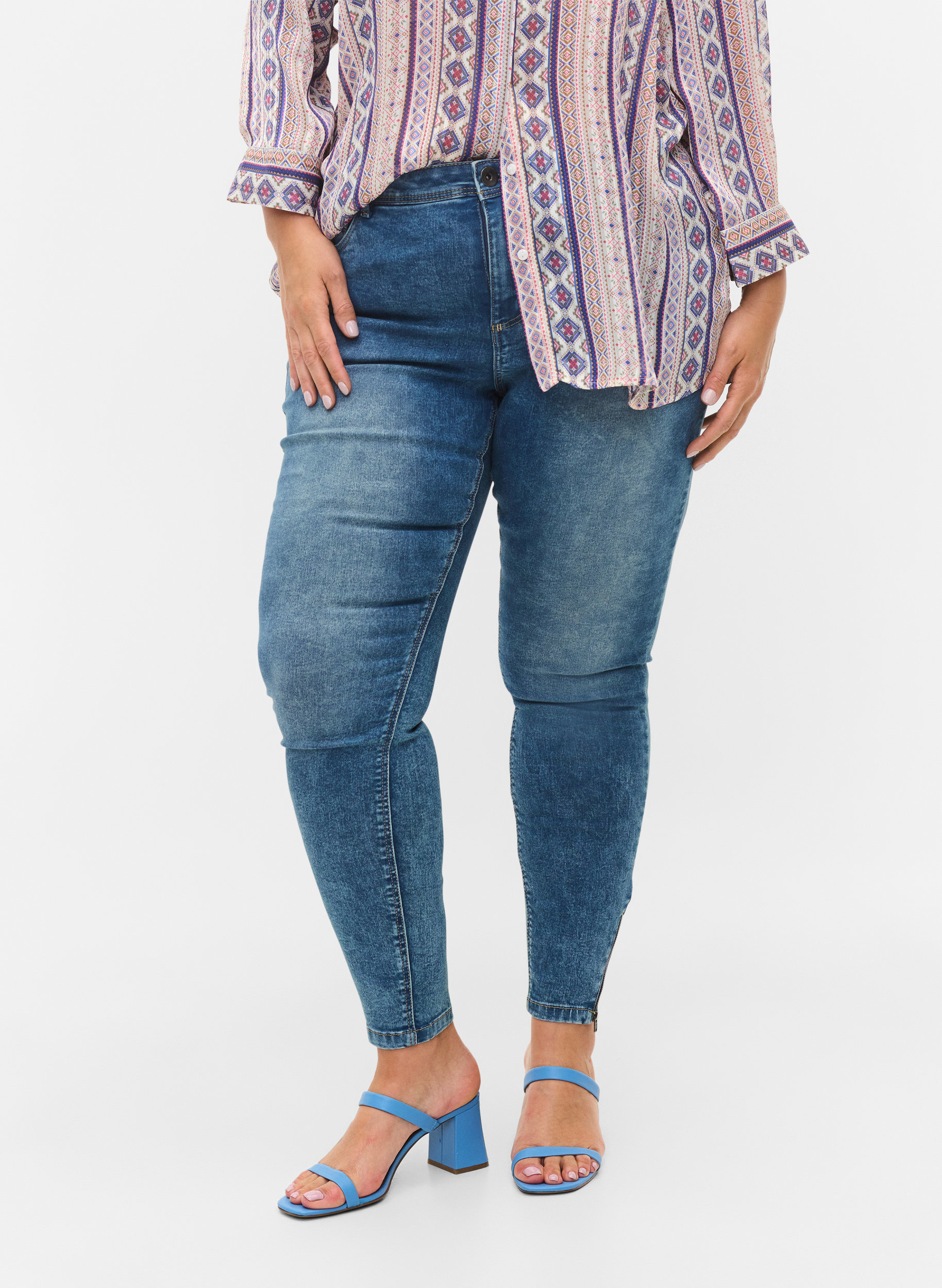 Cropped Amy jeans med lynlås, Blue denim, Model image number 4