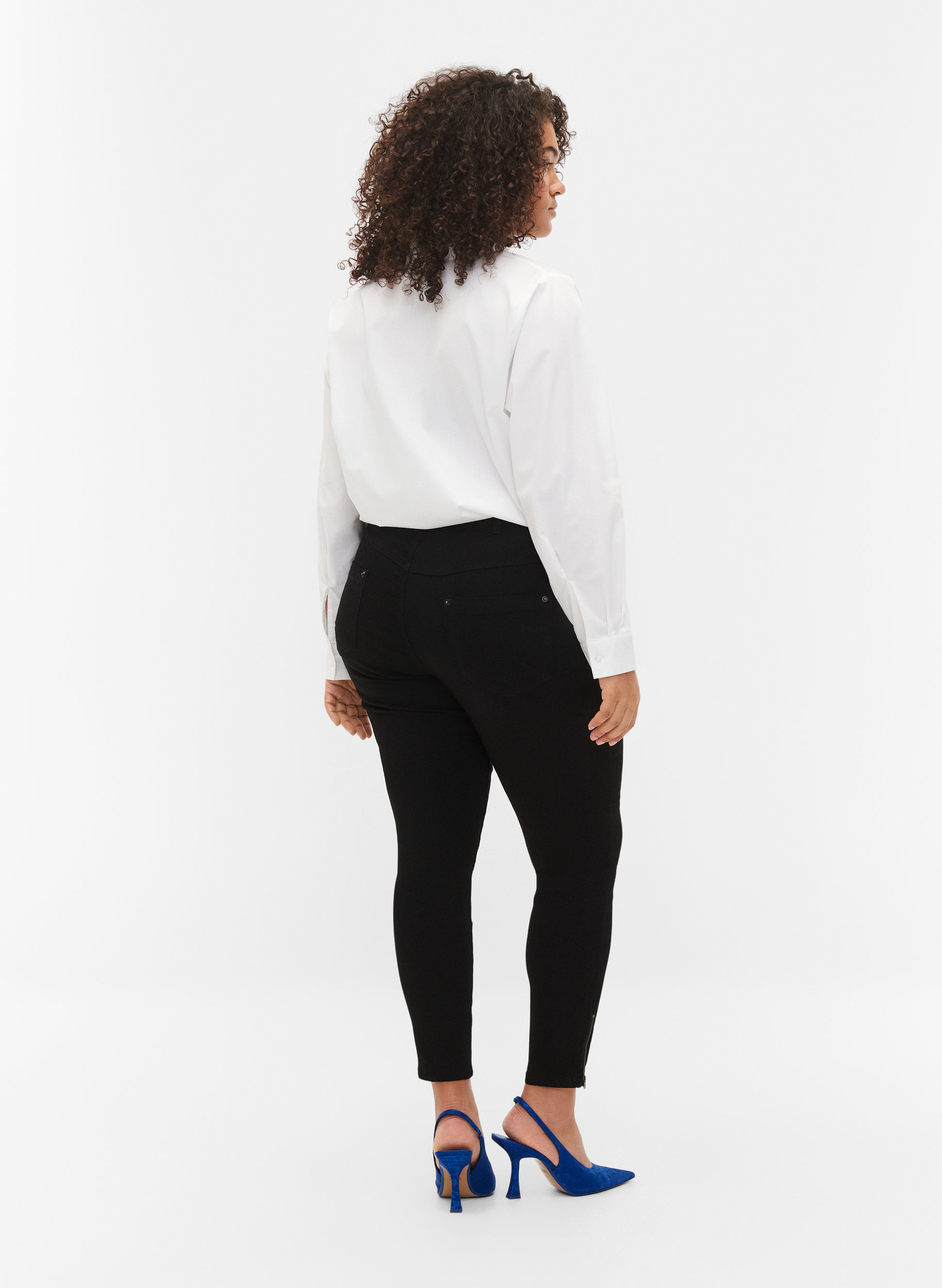 Cropped Amy jeans med lynlås, Black denim, Model image number 1