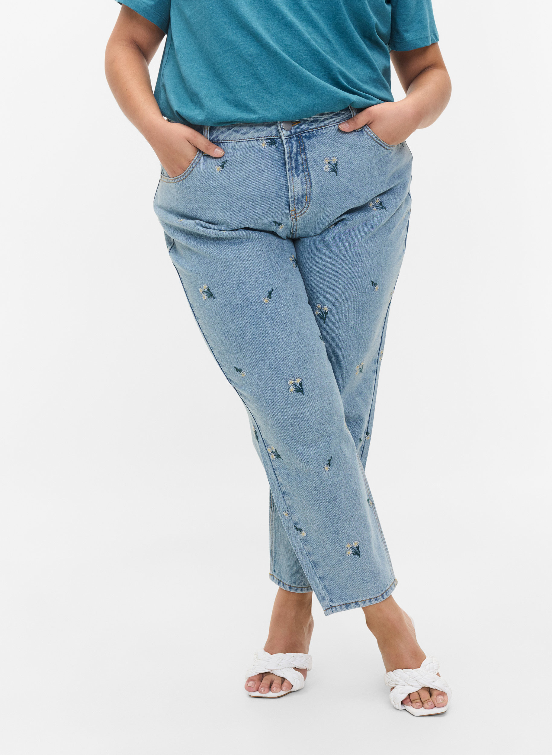 Mille mom fit jeans med blomster broderi, Blue w. Small Flower, Model image number 2