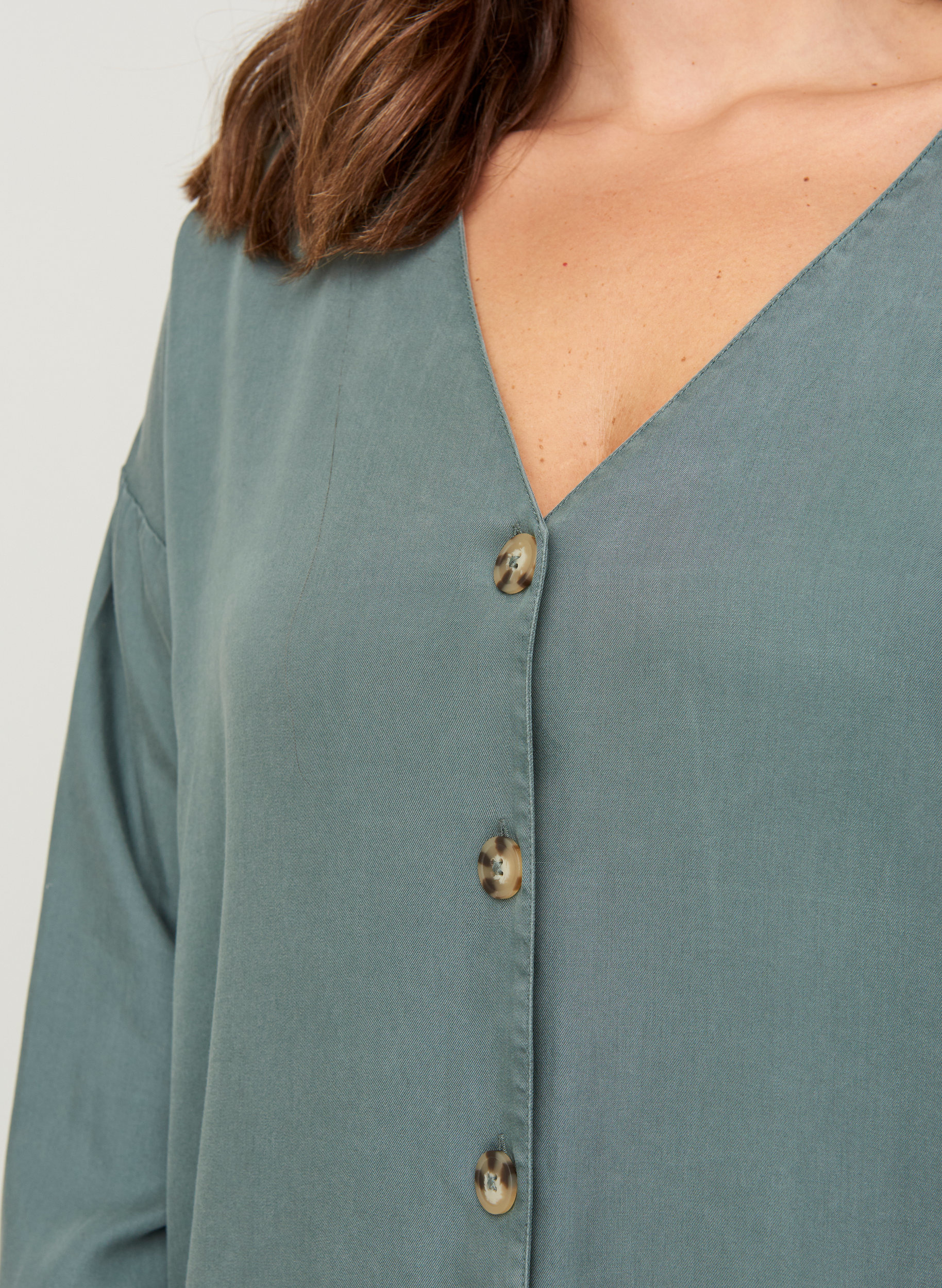Lyocell skjorte med v-udskæring, Balsam Green, Model image number 2