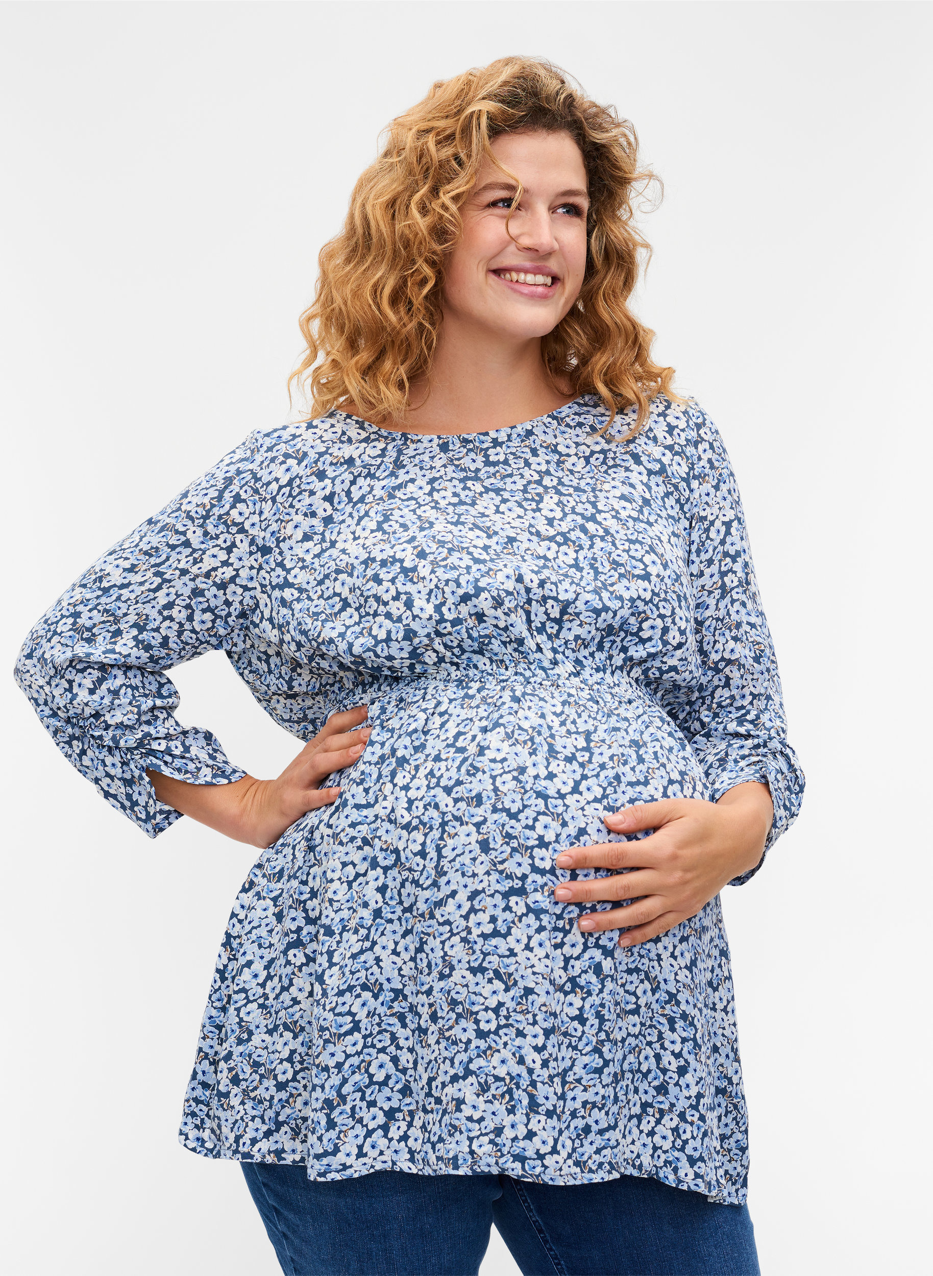 Graviditets bluse i viskose med print, Blue Flower AOP, Model