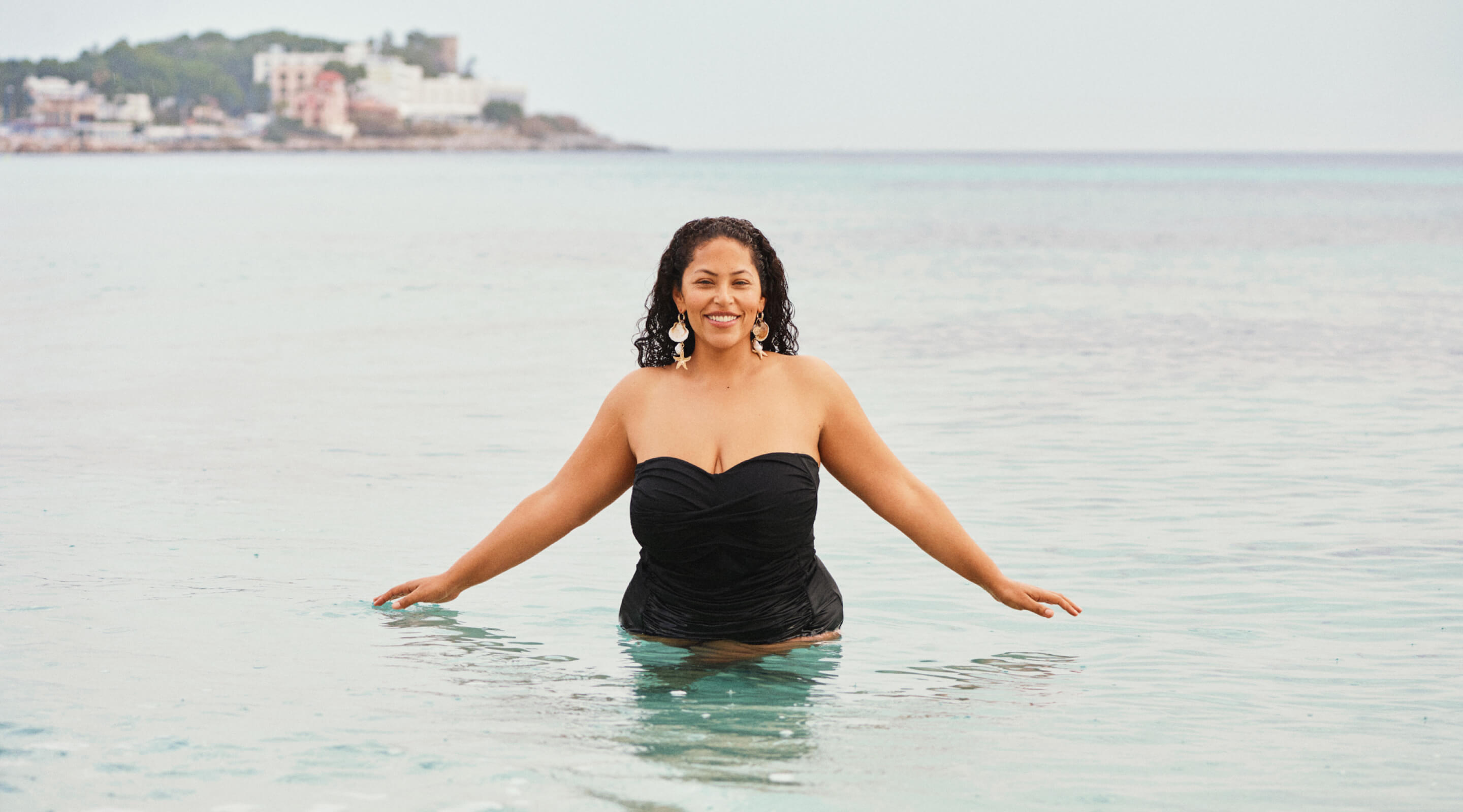 Model i hvid bikini-top ved havn med bade